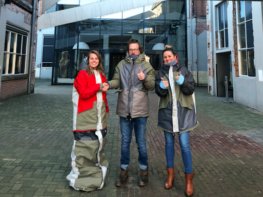 Drie personen in sheltersuit